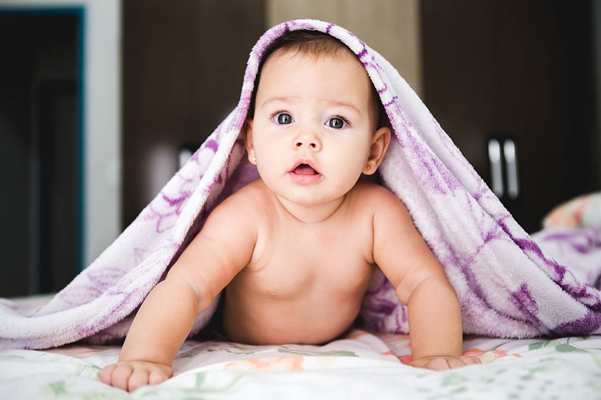 Малыш в сиреневом полотенце