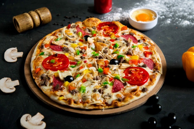 Змішана піца з різними інгредієнтами