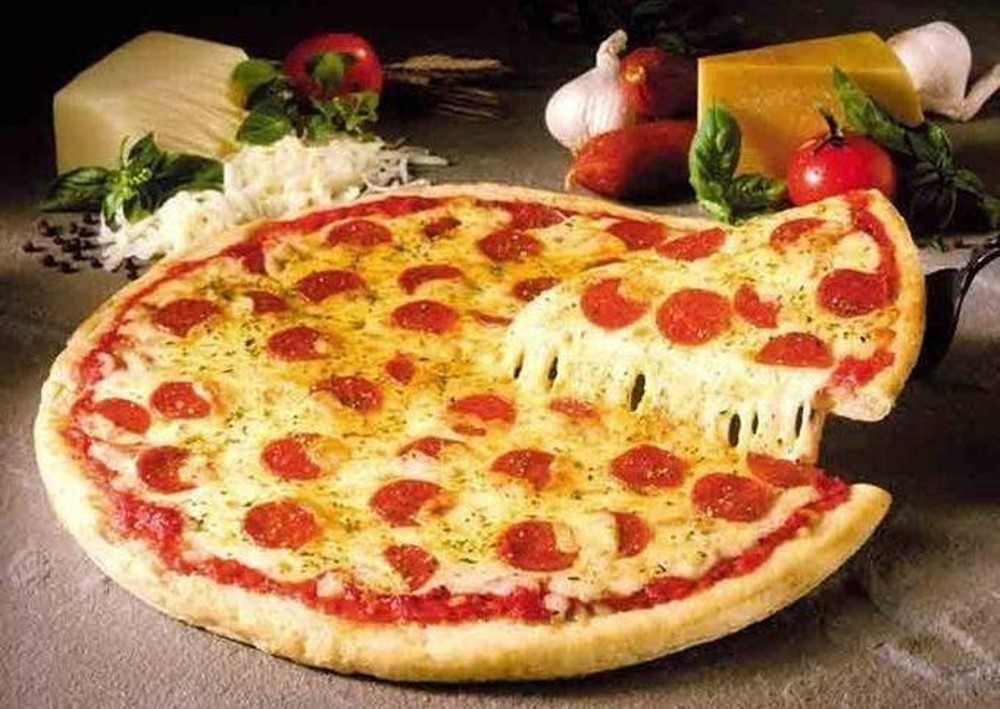 Пицца с сыром и салями