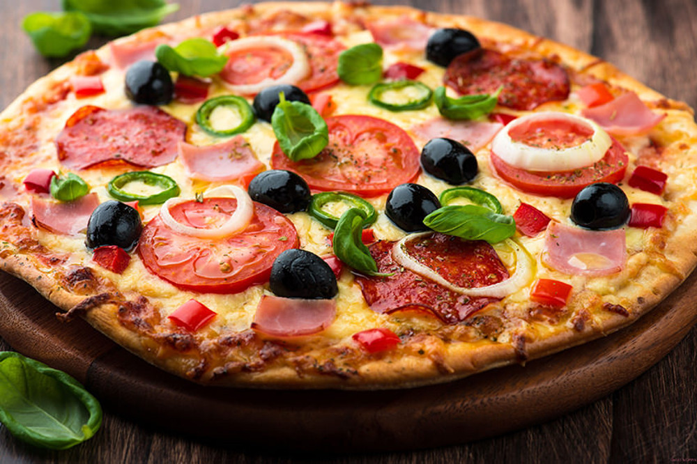 Пицца с маслинами, беконом и томатами