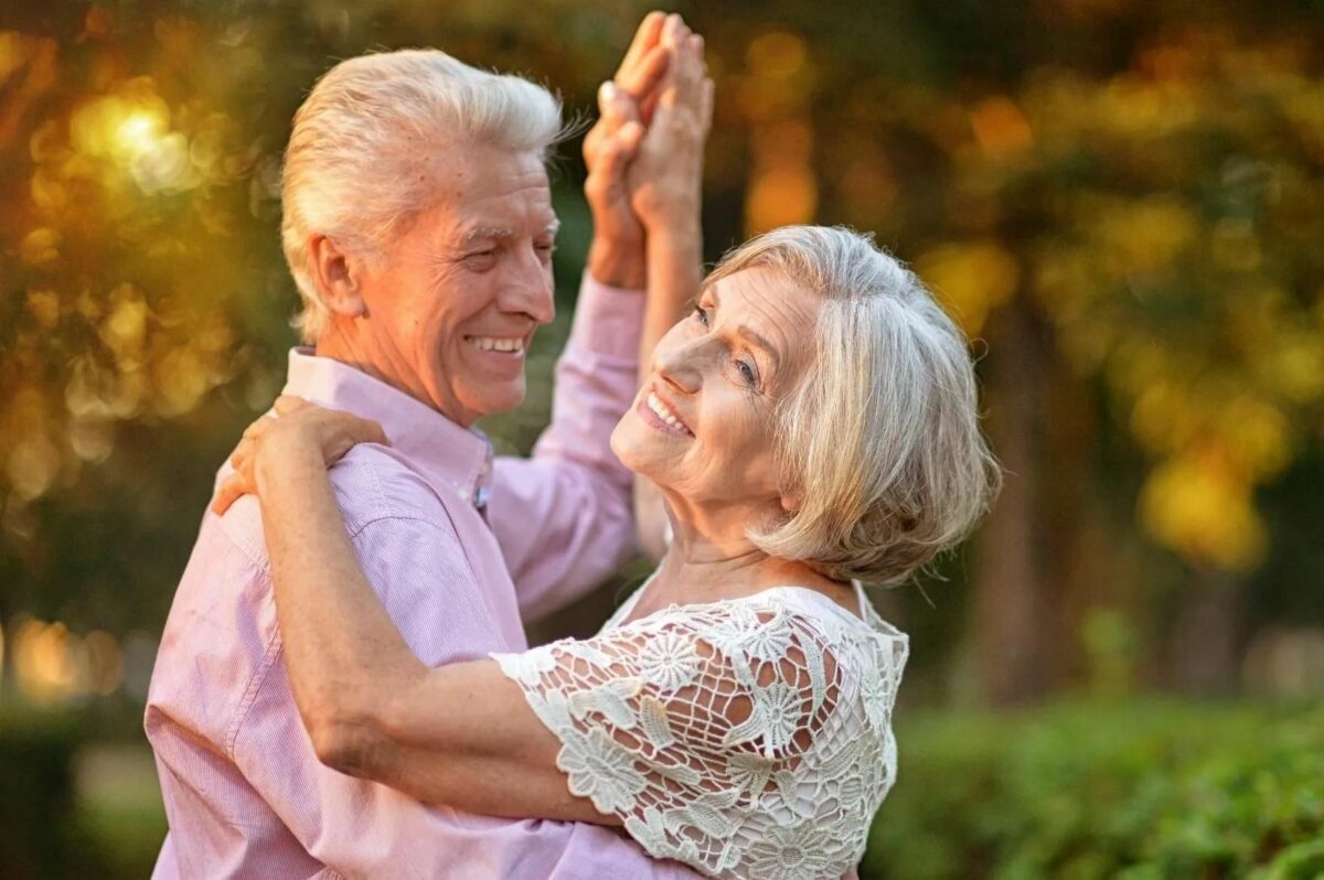 Бабушка и дедушка танцуют