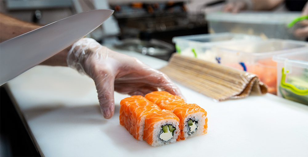 Процесс приготовления суши в ресторане