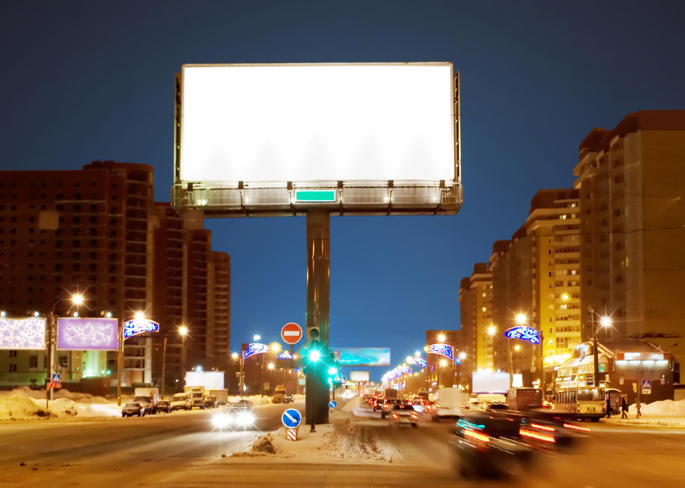Рекламный билборд в центре дороги