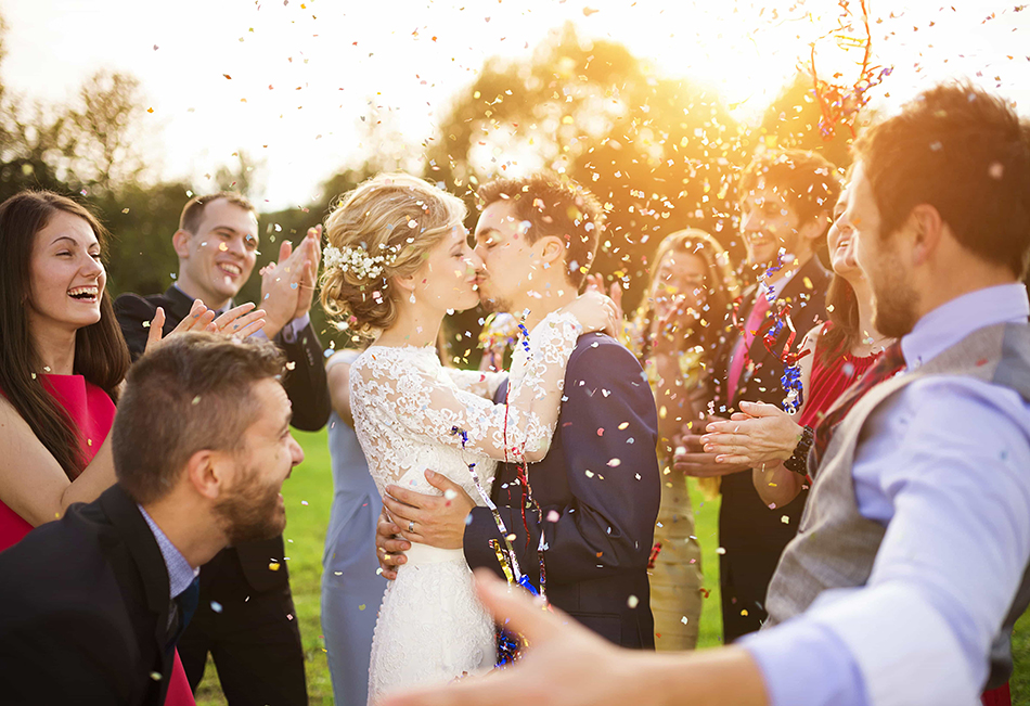 Яркая свадьба: счастливые гости, жених и невеста