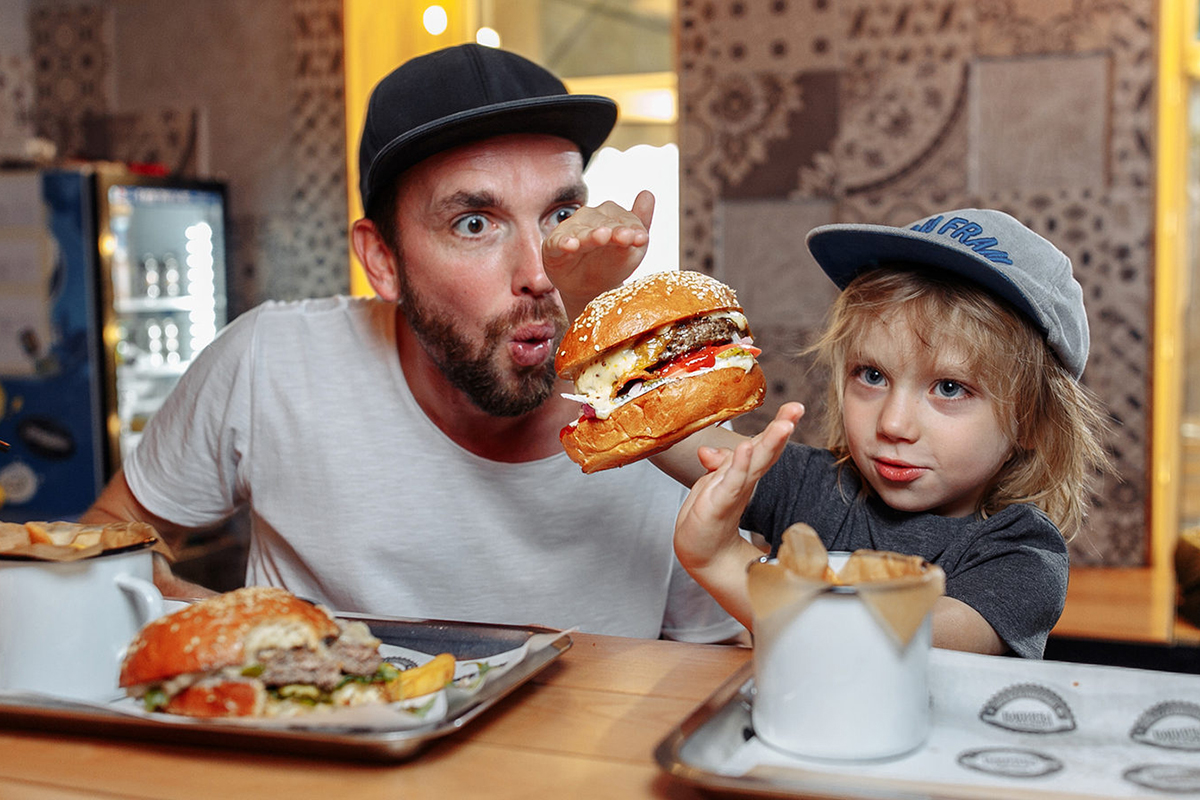 Авпа с ребенком кушает бургер
