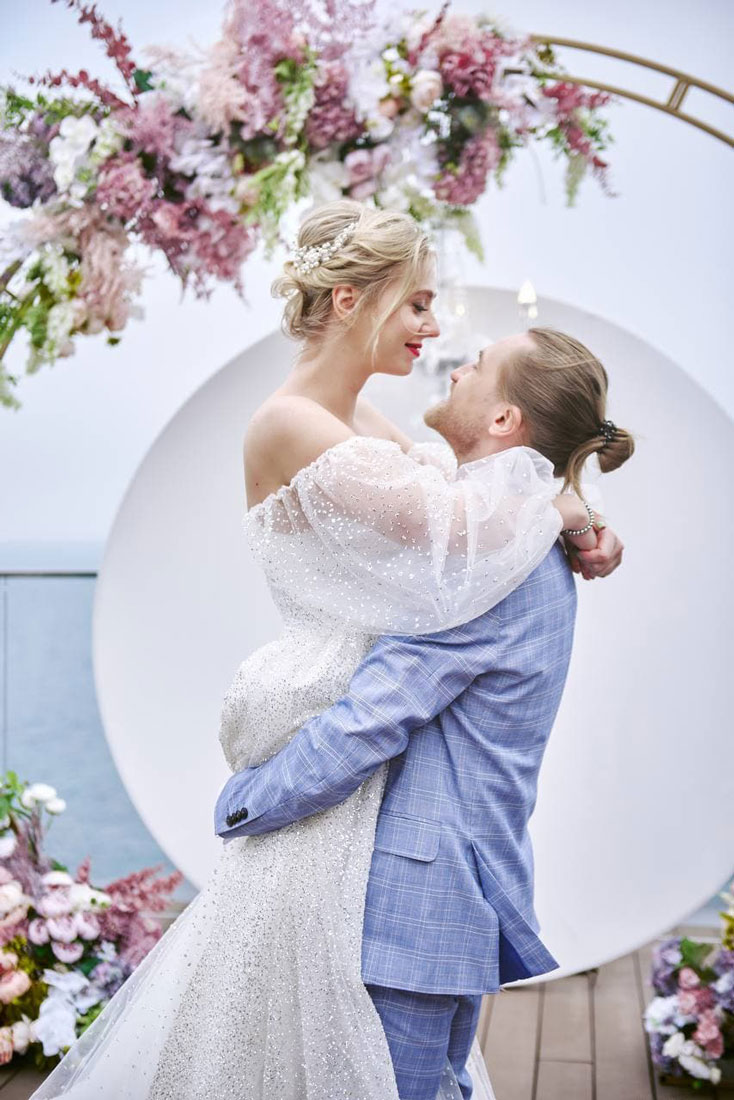 Счастливые жених и невеста (организатор свадьбы https://sweet-art.com.ua/)
