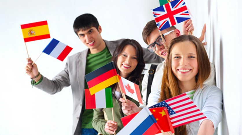Счастливые студенты после прохождения онлайн курса по английскому языку