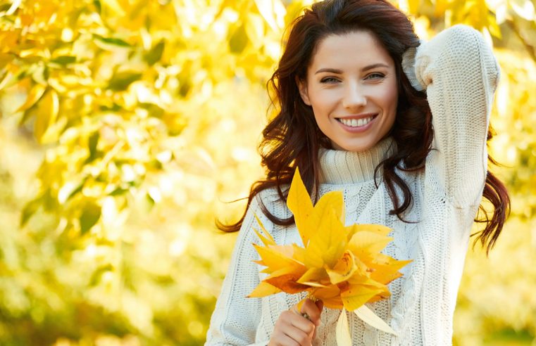 Усміхнена здорова жінка осінь