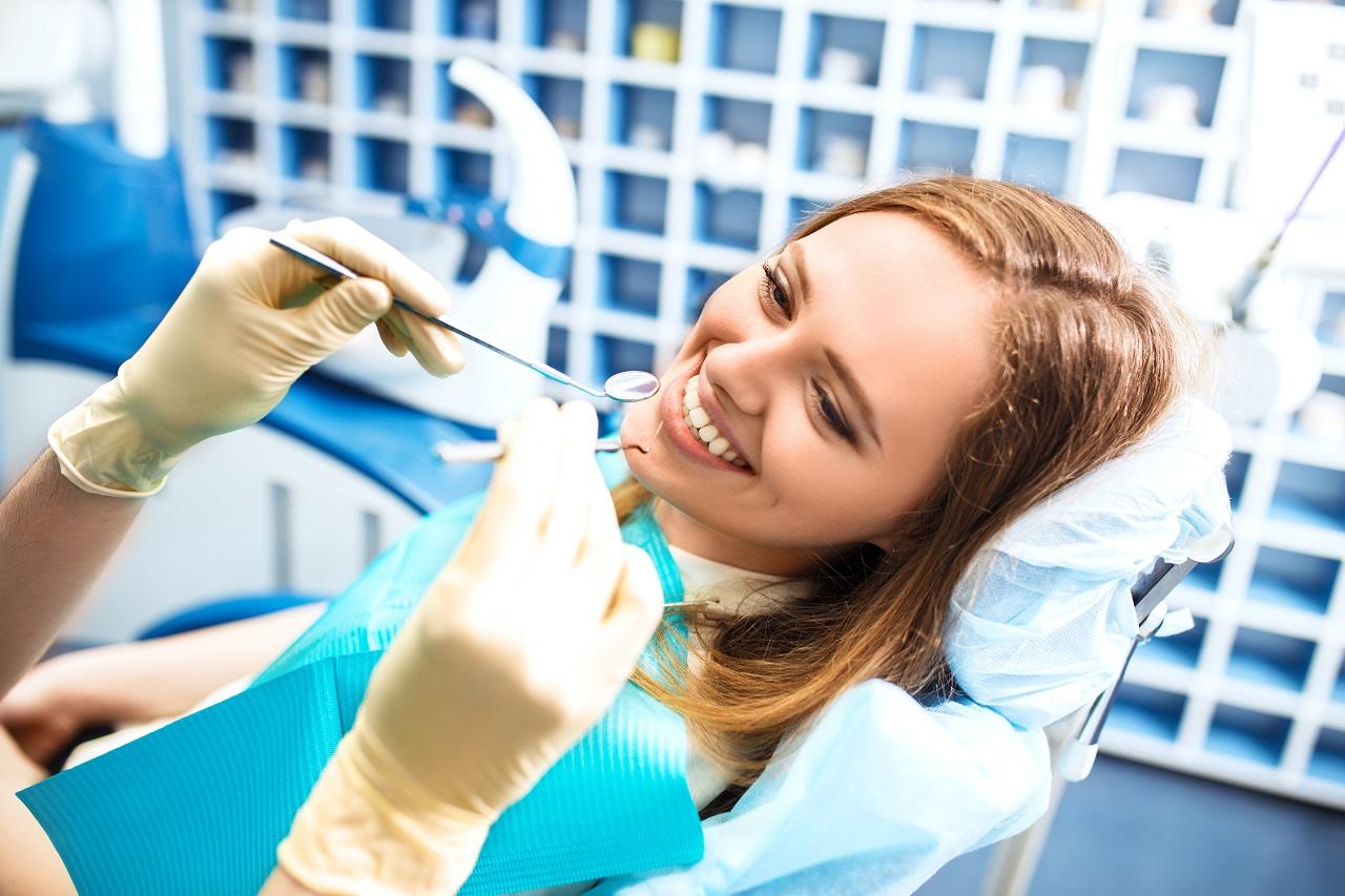 Огляд пацієнта у стоматолога перед проведенням процедури відбілювання зубів