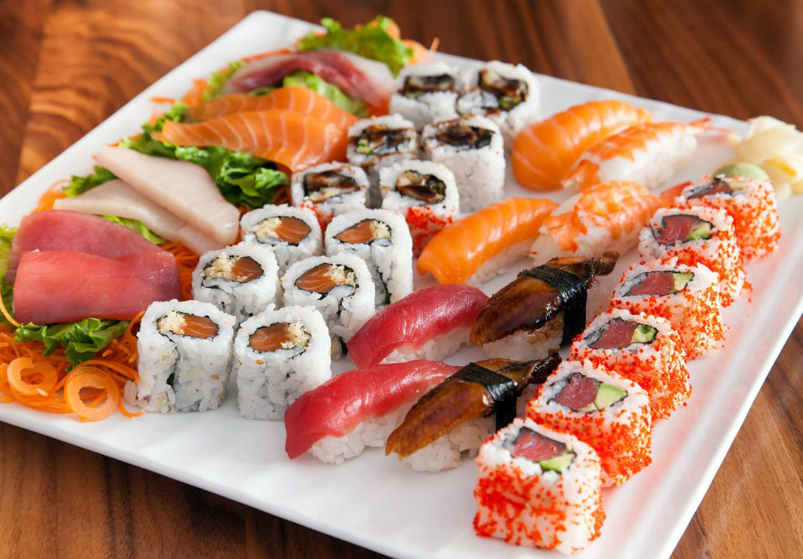 Суши, сашими и роллы на тарелке