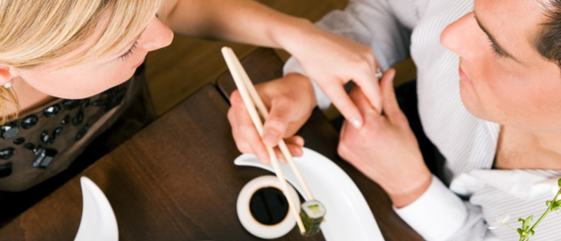 Хлопець і дівчина їдять суші