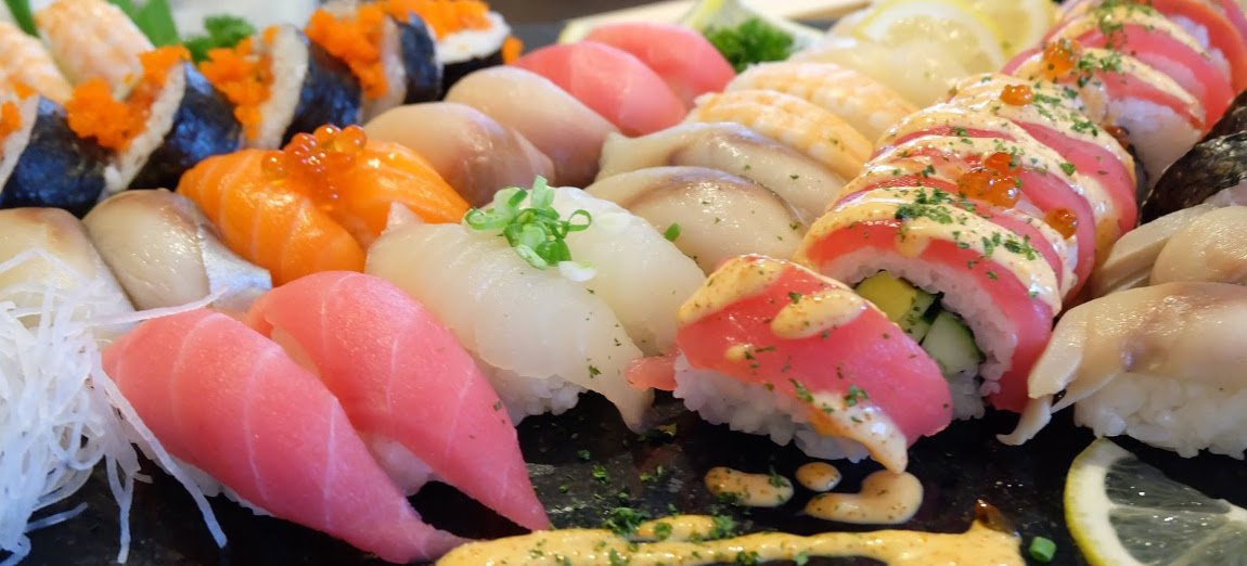 Суши с тунцом, семгой и другими видами рыбы