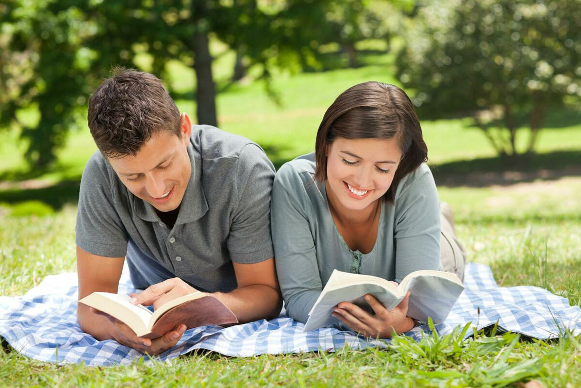 Чоловік і жінка разом читають книгу