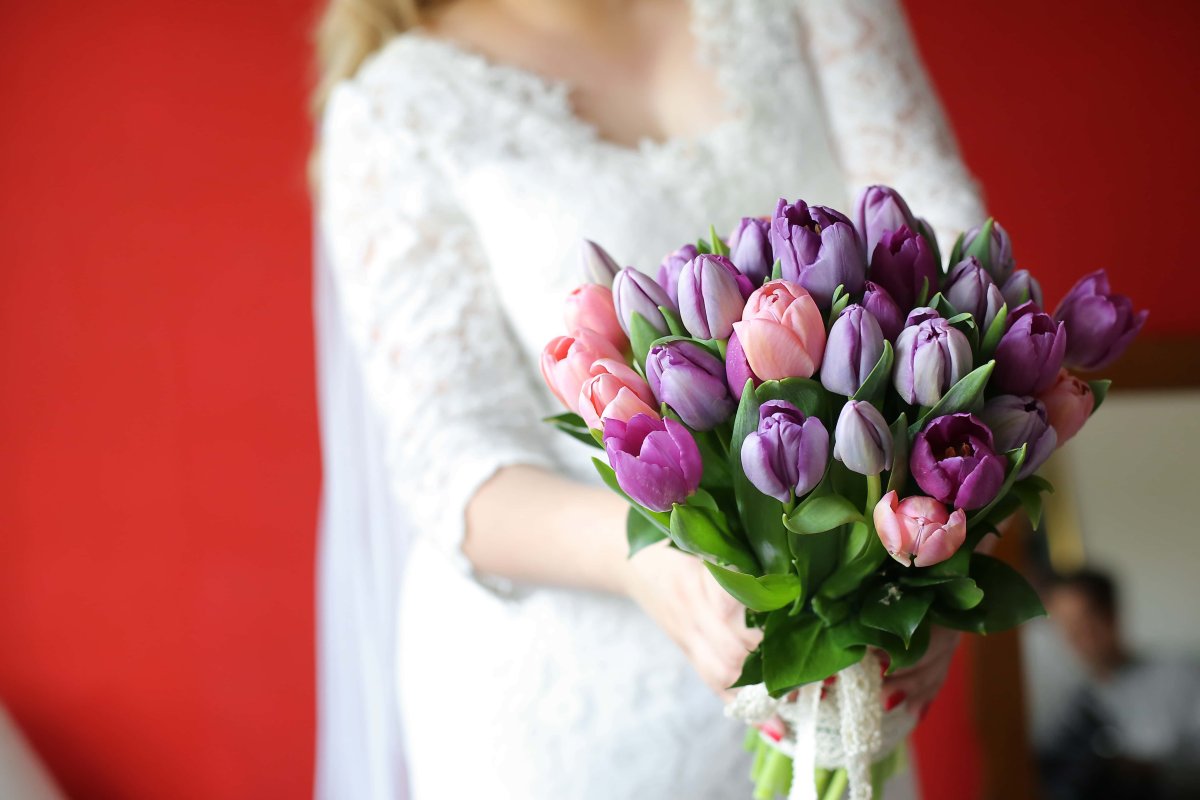 Букет фиолетовых тюльпанов для невесты