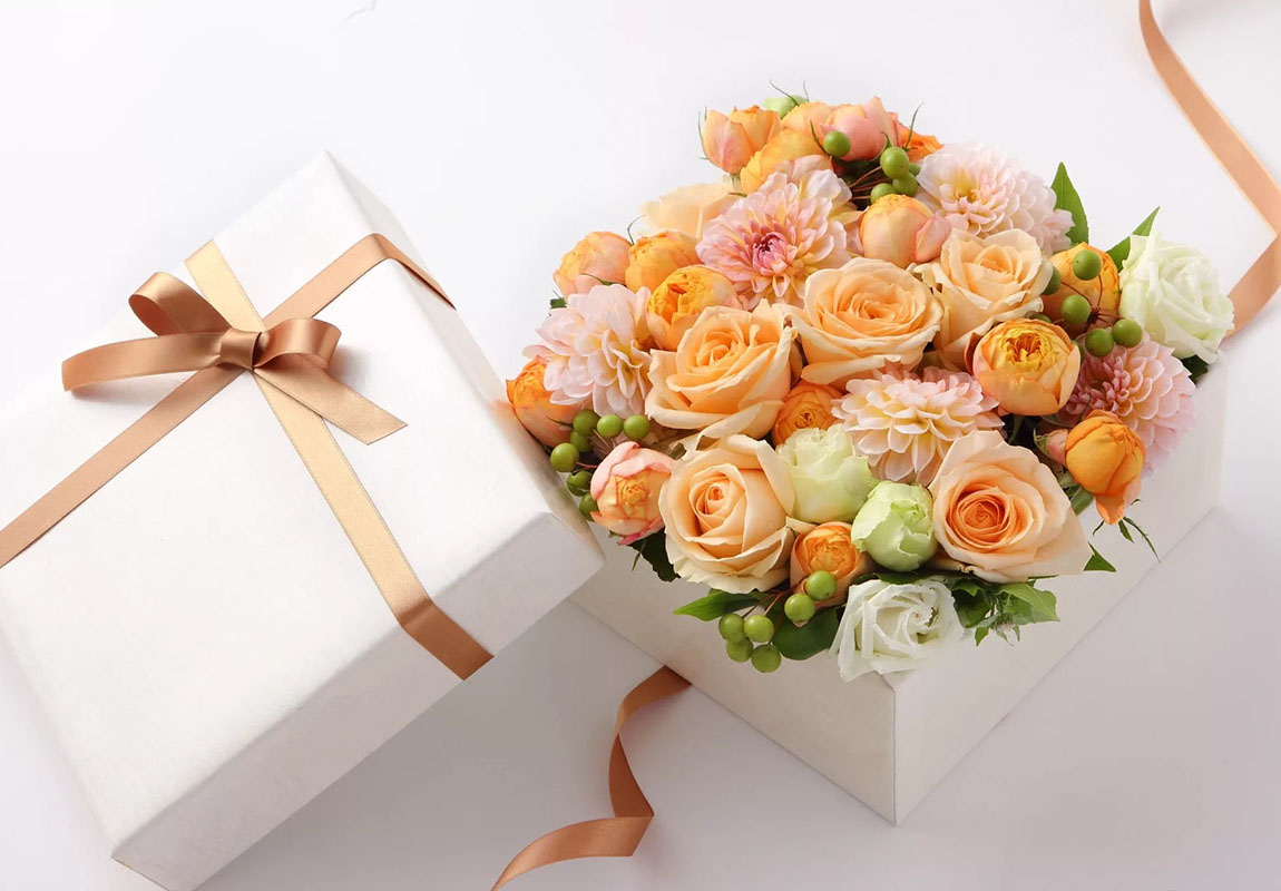 Квіти в подарунковій коробці для коханої