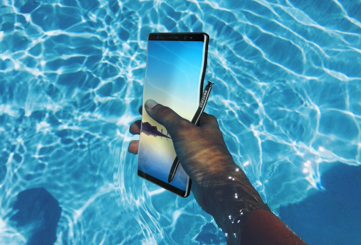 Смартфон Galaxy Note 9 у басейні