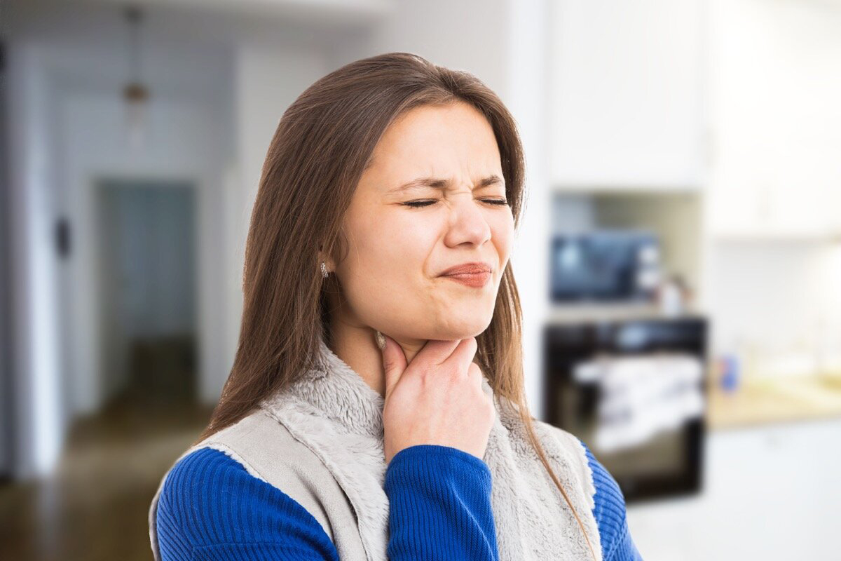 Тимчасовий біль в горлі визиває дискомфорт у жінки