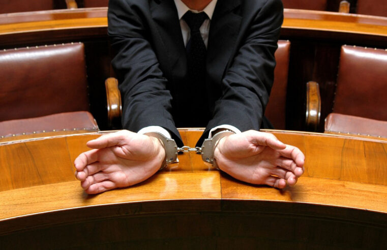 бізнесмен у судовому процесі з наручниками